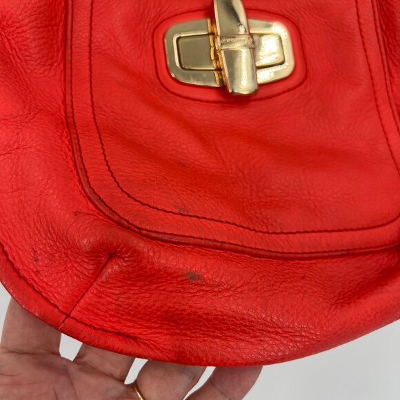 Vintage B Makowsky Coral Red Pebbled Leather Crossbody LARGE gold‎ Turnlock - Picture 7 of 8